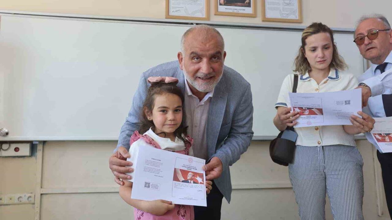 Başkan Sandıkçı öğrencilerin karne heyecanına ortak oldu