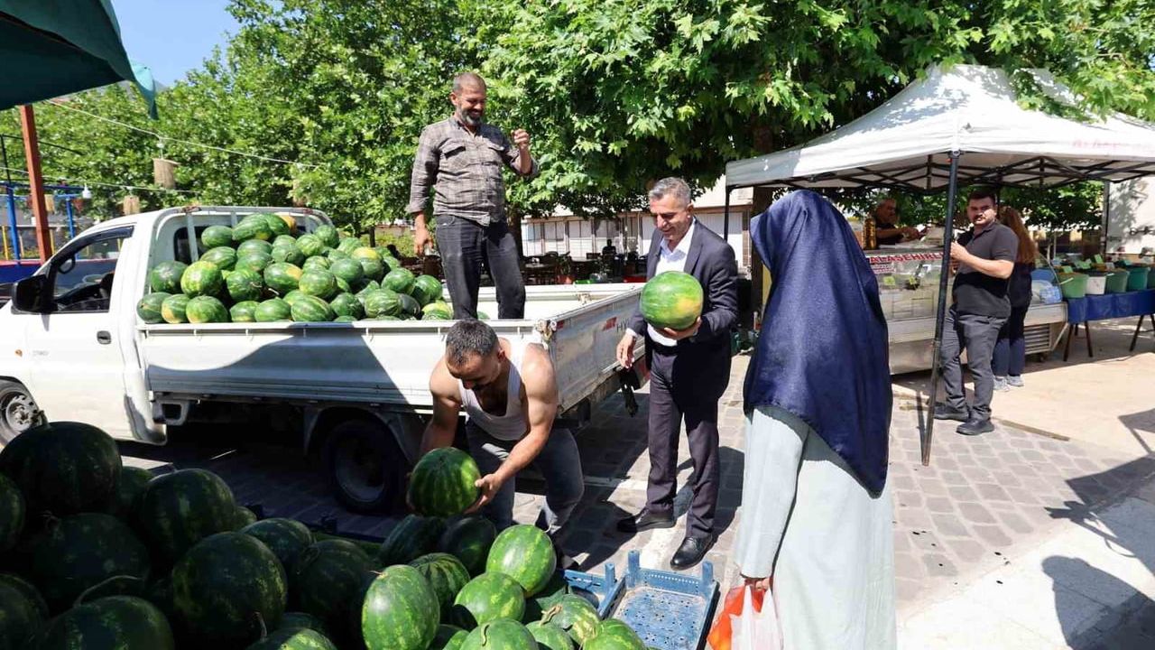 Başkan Şimşek pazarcı esnafı ve vatandaşların sorunlarını dinledi