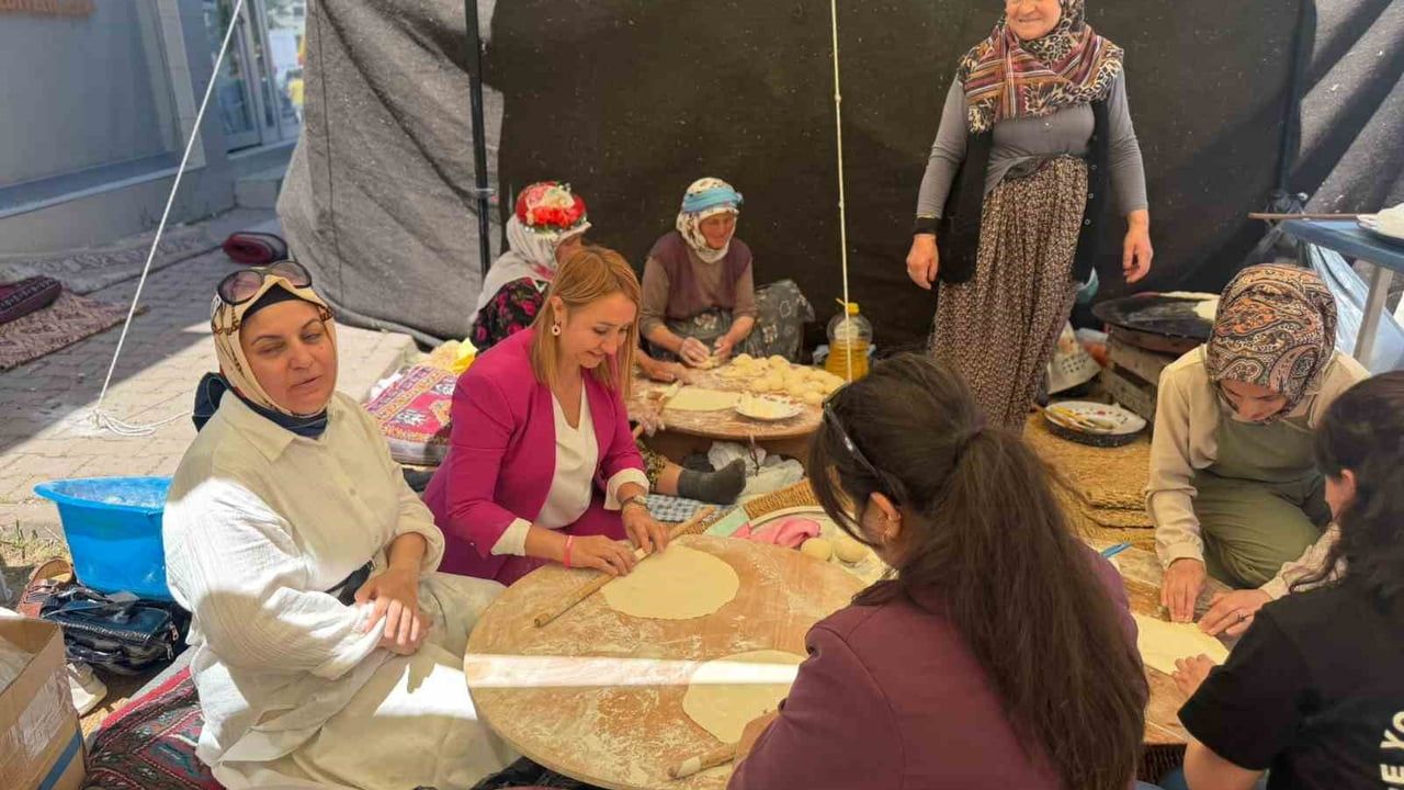 Başkan Tekin kendi elleriyle gözleme açtı