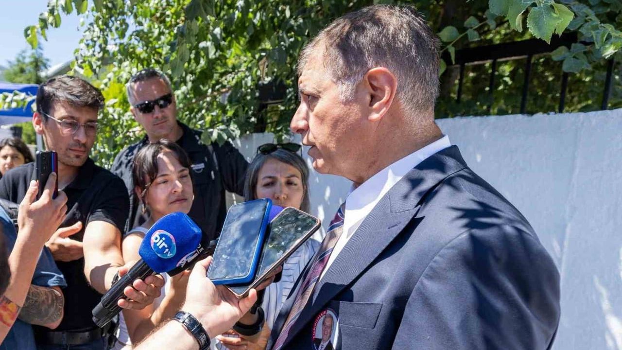 Başkan Tugay: 'CHP bizim çatımız, istifanın anlamı yok'