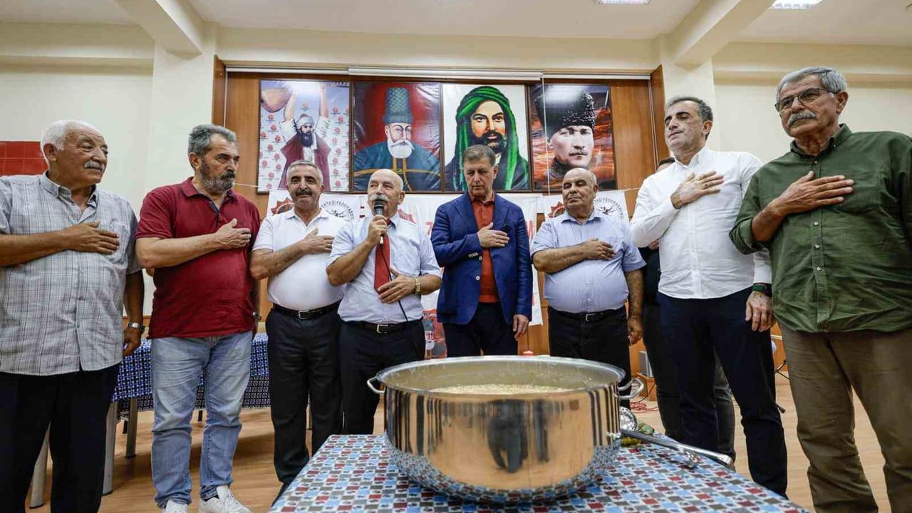Başkan Tugay Karşıyaka'da düzenlenen aşure programında birlik ve doğruluk vurgusu yaptı