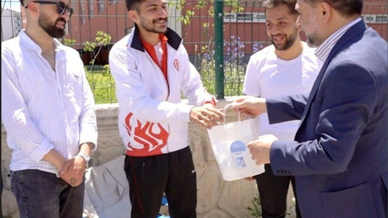 Başkan Uçar, YKS sınavı öncesi okul önlerindeki ailelerin heyecanına ortak oldu