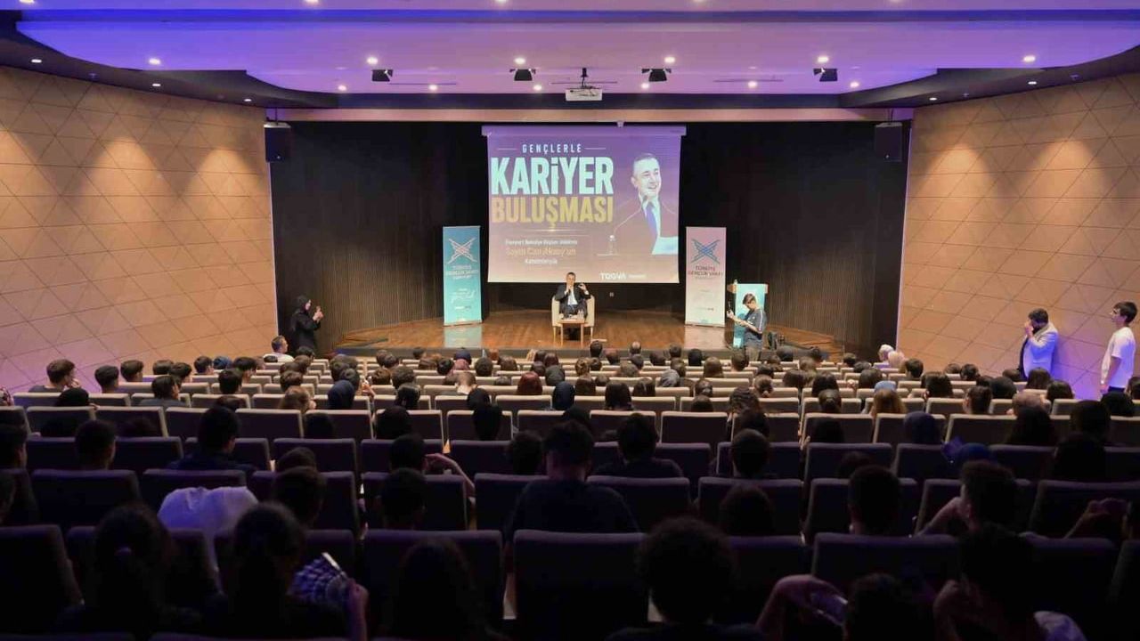Başkan Vekili Can Aksoy, TÜGVA'nın 'Gençlerle Kariyer Buluşması'nda gençlerle buluştu