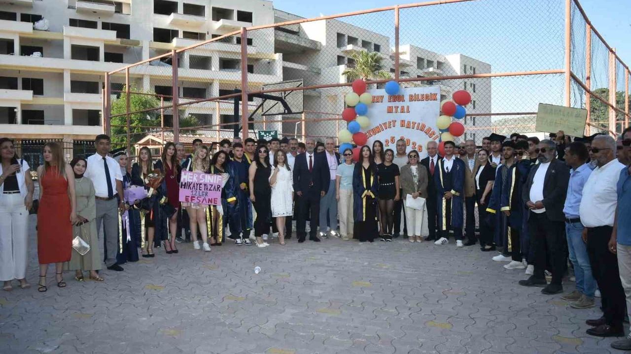 Başkan Yapar, gençlerin mezuniyet coşkusuna ortak oldu