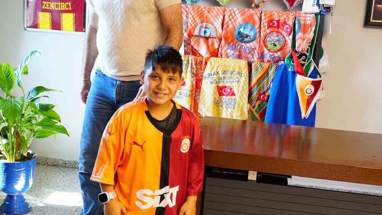 Başkan Zencirci'den işitme engelli Çınar Karaduman'a akıllı saat ve futbol daveti