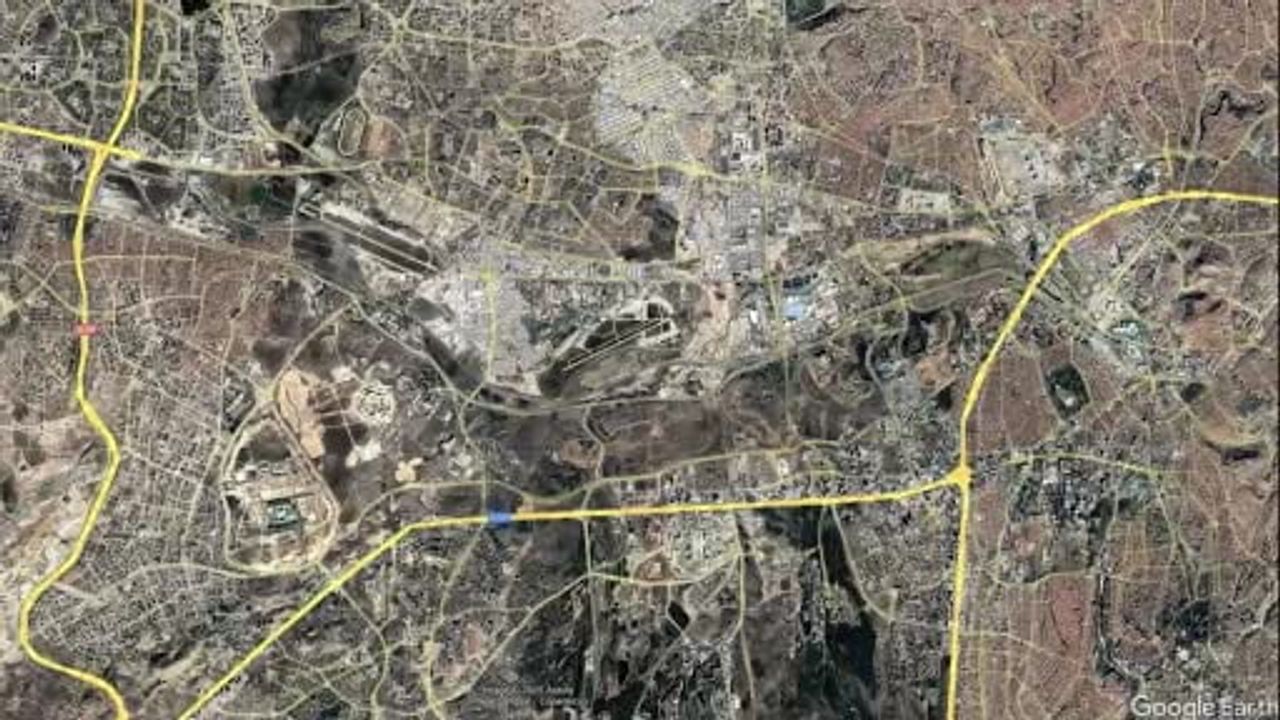 Başkent havacılık köprüsü ve Ankara bulvarı altgeçidi ile Kızılay merkeze sadece 17 kilometre mesafede modern havalimanı
