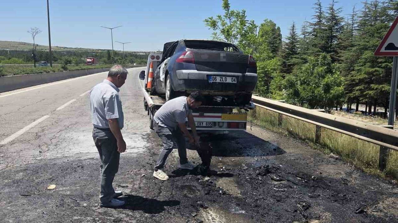 Başkentte Elmadağ mevkiinde otomobil yanarak kullanılamaz hale geldi