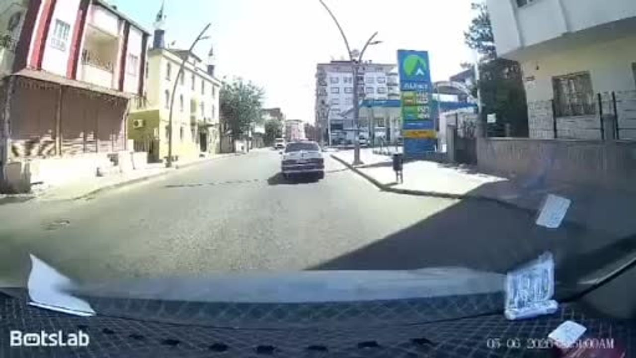 Batman'da Akyürek Mahallesi'nde motosikletin otomobile arkadan çarpma anı araç kamerasına yansıdı