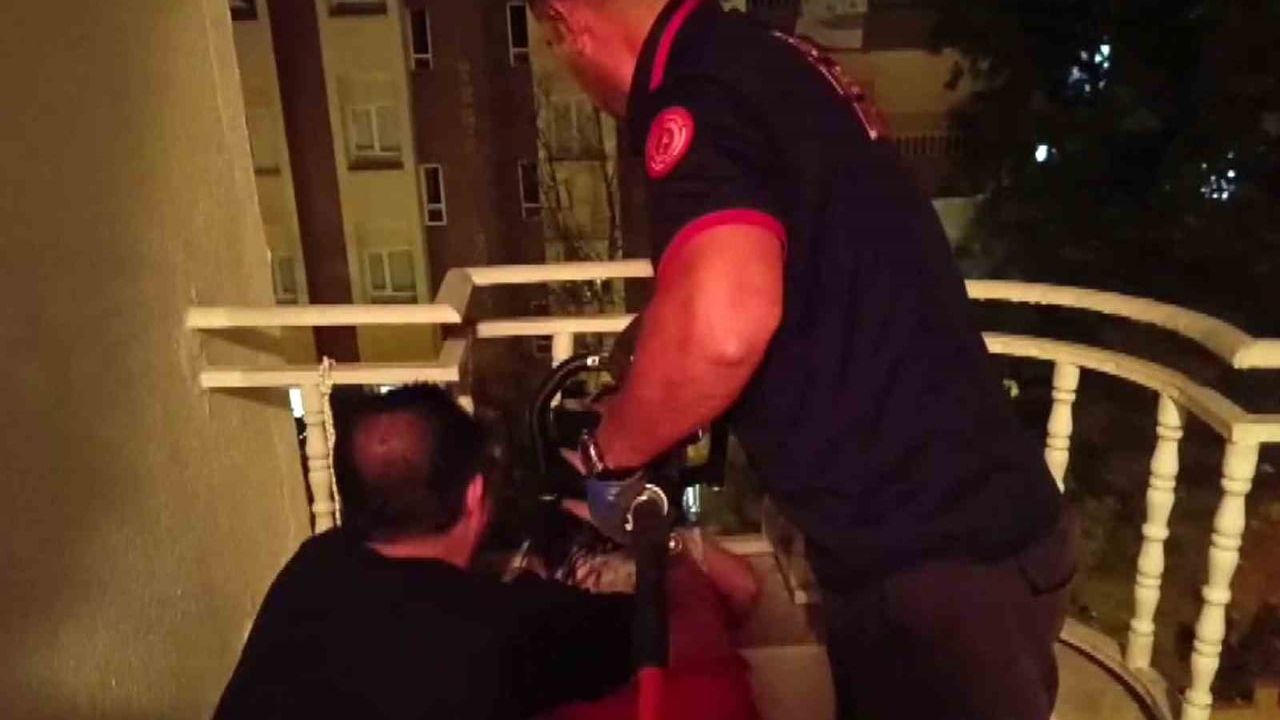 Batman'da balkon korkuluklarına sıkışan 4 yaşındaki kız itfaiye tarafından kurtarıldı