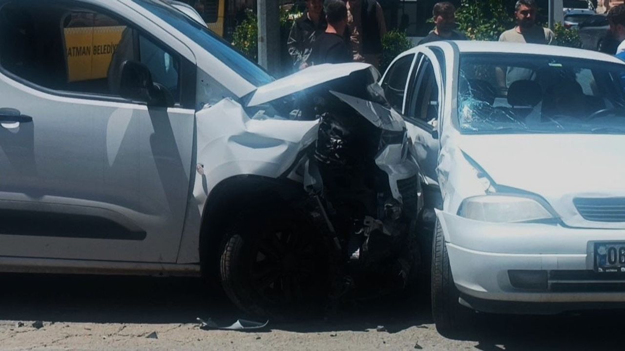 Batman'da kavşakta çarpışma: 3 kişi hafif yaralandı