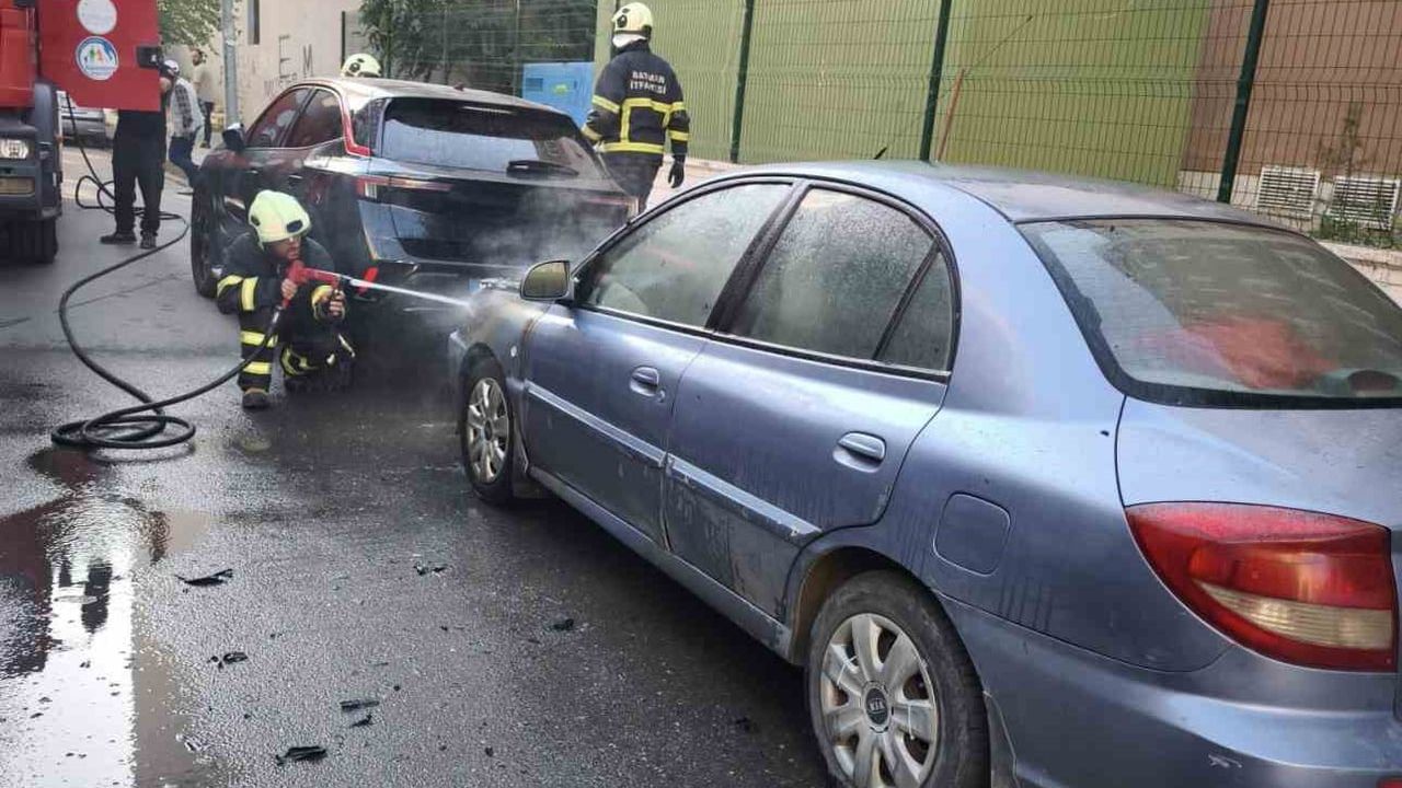 Batman'da Meydan Mahallesi'nde park halindeki otomobilde yangın söndürüldü