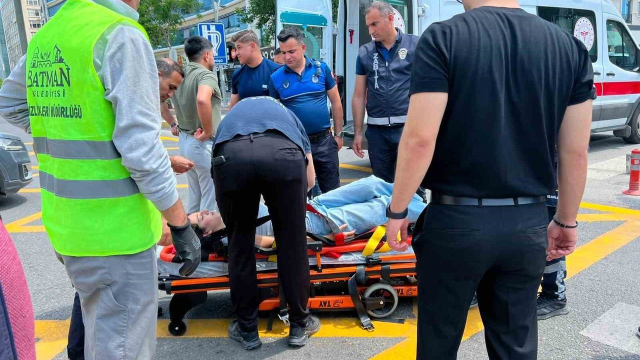 Batman'da motosiklet yayaya çarptı: Sürücü ve 14 yaşındaki kız yaralandı
