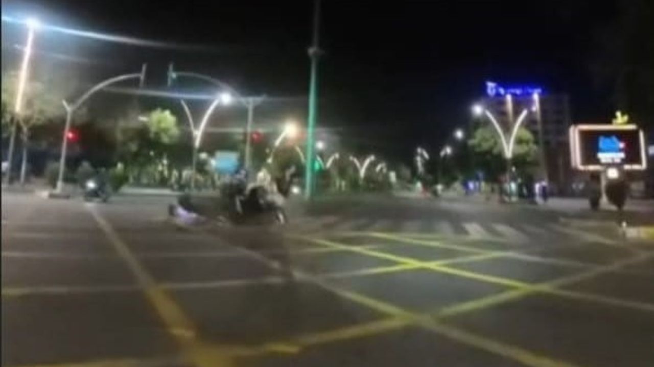 Batman'da Turgut Özal Bulvarı'nda iki motosiklet çarpıştı, 2 kişi yaralandı