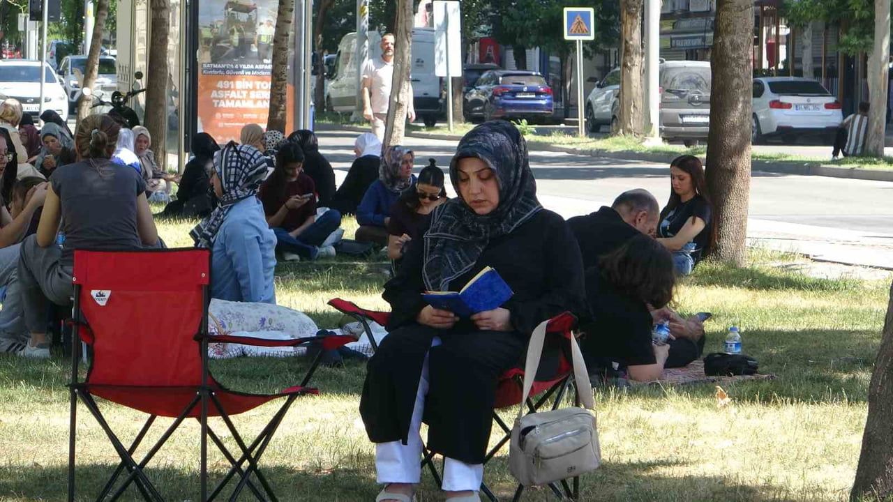 Batman’da veliler çocukları için parklarda dua etti
