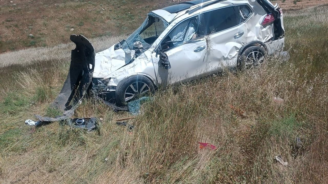 Batman Hasankeyf'te otomobil şarampole devrildi: 2 yaralı, sürücünün durumu ağır