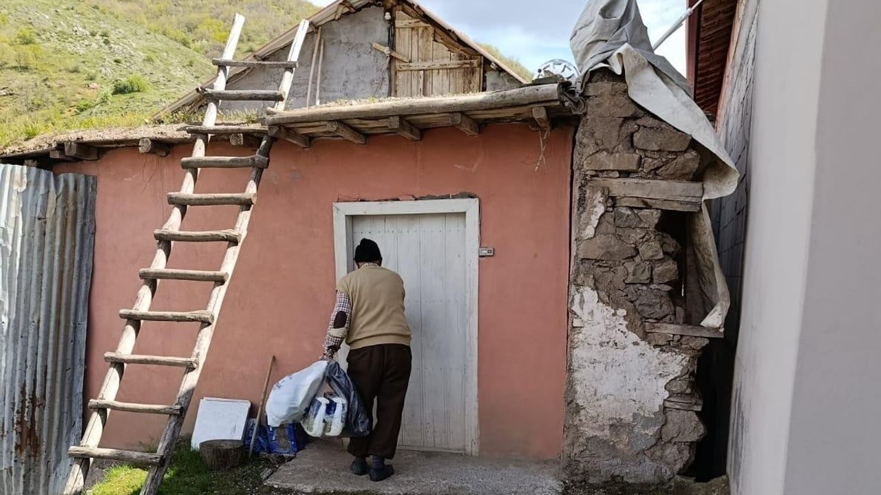 Battalgazi Belediyesi ev ziyaretleriyle yaşlı, engelli ve dar gelirli vatandaşların ihtiyaçlarını yerinde tespit ediyor