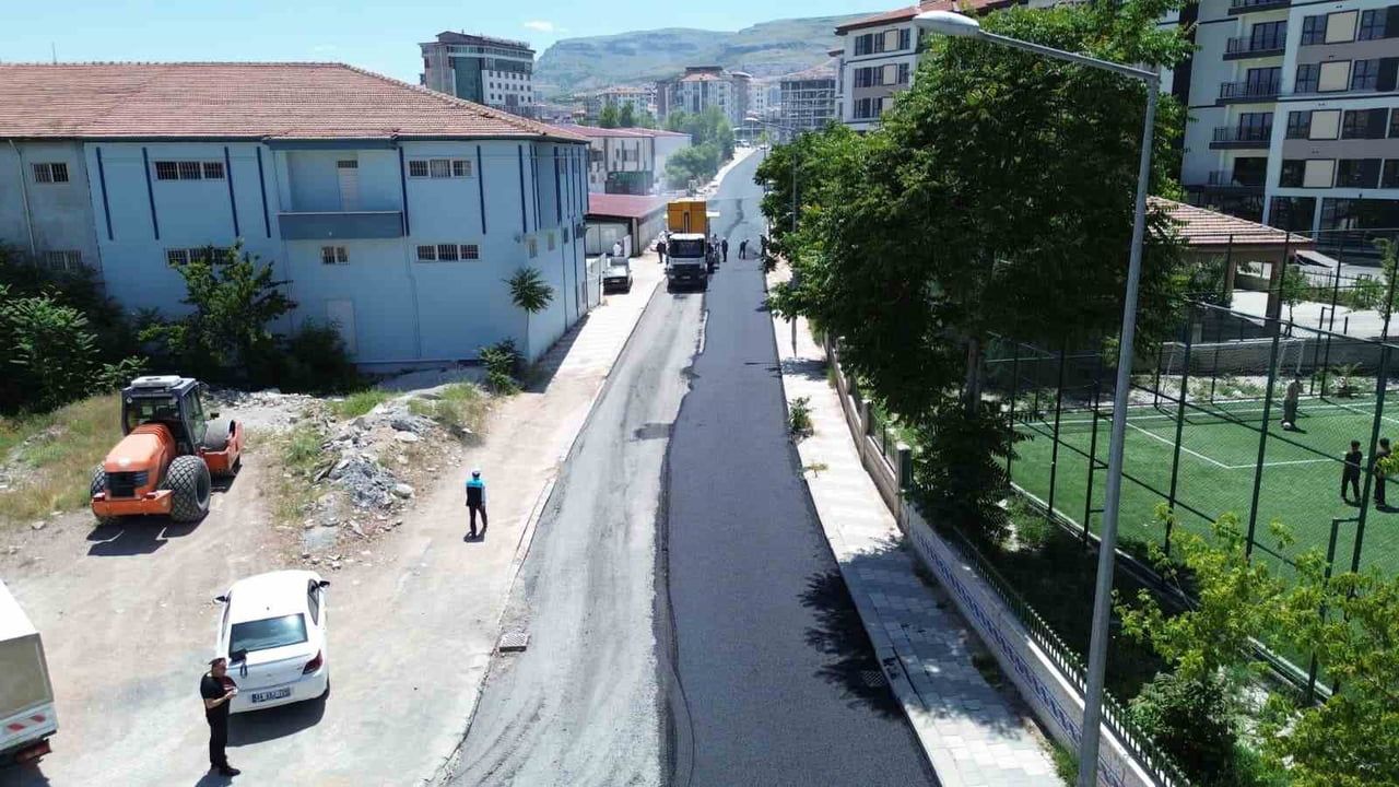 Battalgazi Belediyesi Selçuklu Mahallesi’nde Freze ve Sıcak Asfalt Çalışmasıyla Yolu Yeniledi