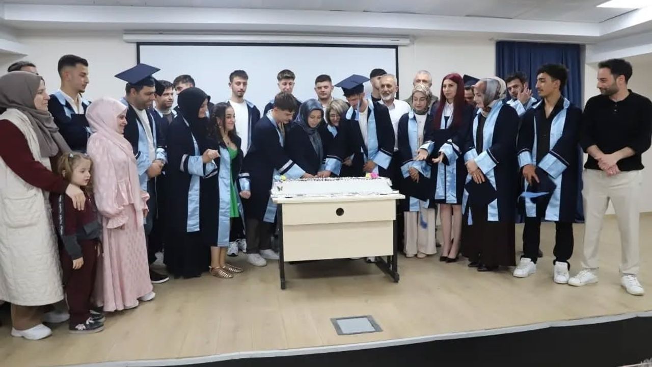 Bayburt MESEM'de 12. Sınıf Öğrencileri İçin Mezuniyet Töreni