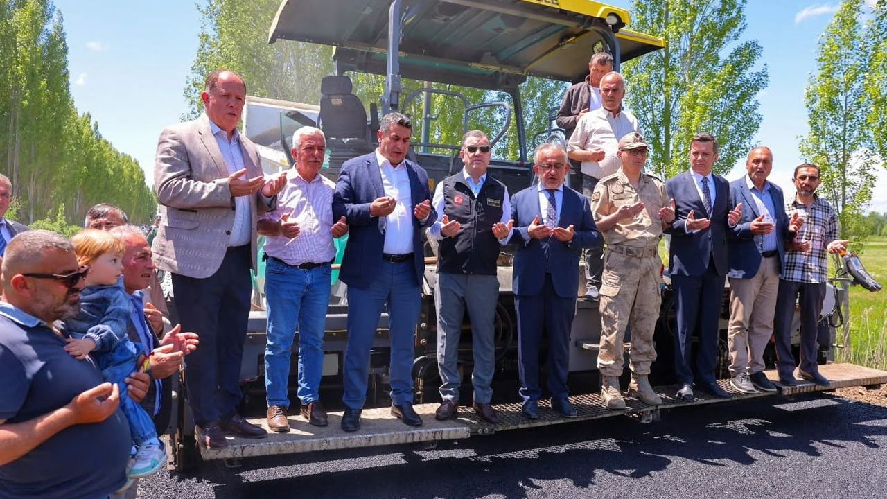 Bayburt’ta 2026 asfalt sezonu İspir grup yolu Buğdaylı-Aydıncık-Dikmetaş kesiminde başladı