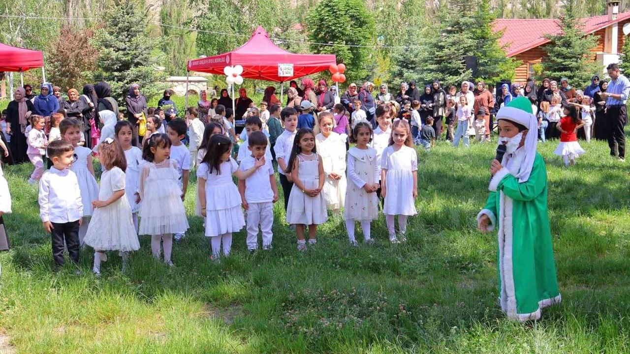 Bayburt’ta 4-6 Yaş Kur’an Kursu Öğrencilerinin Yıl Sonu Etkinliği Yenişehir Parkı'nda