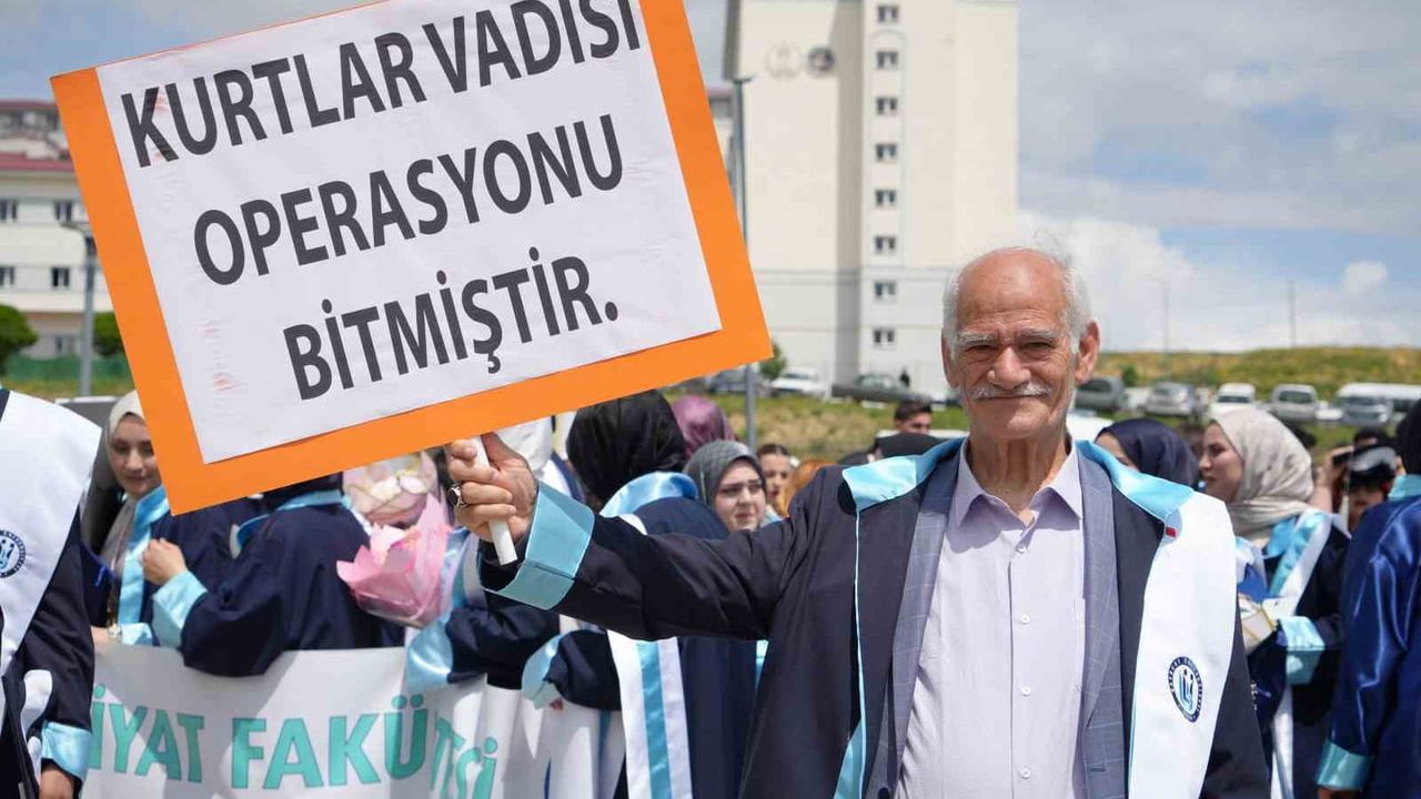 Bayburt’ta azmin hikâyesi: 71 yaşında başladığı üniversiteden 75 yaşında mezun oldu
