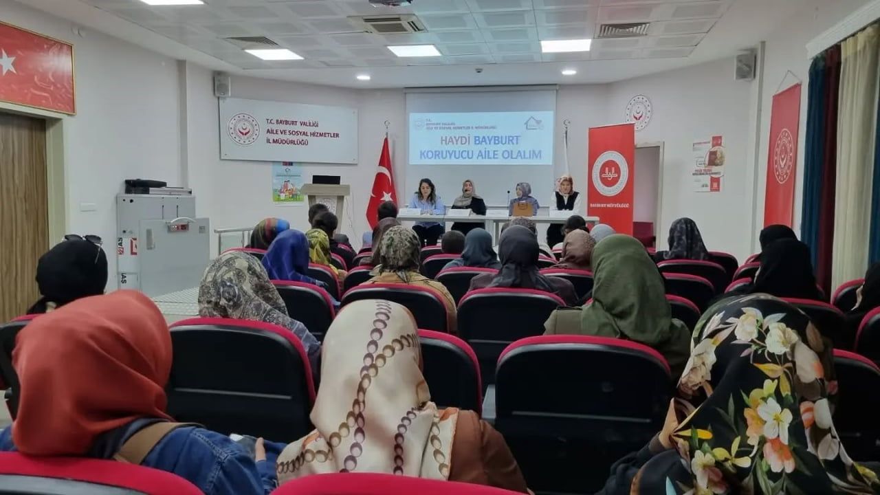 Bayburt’ta 'bir yetime aile olmak' paneli düzenlendi