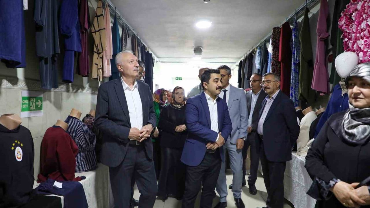 Bayburt’ta Hayat Boyu Öğrenme Haftası kapsamında kursiyerlerin yıl sonu sergisi açıldı