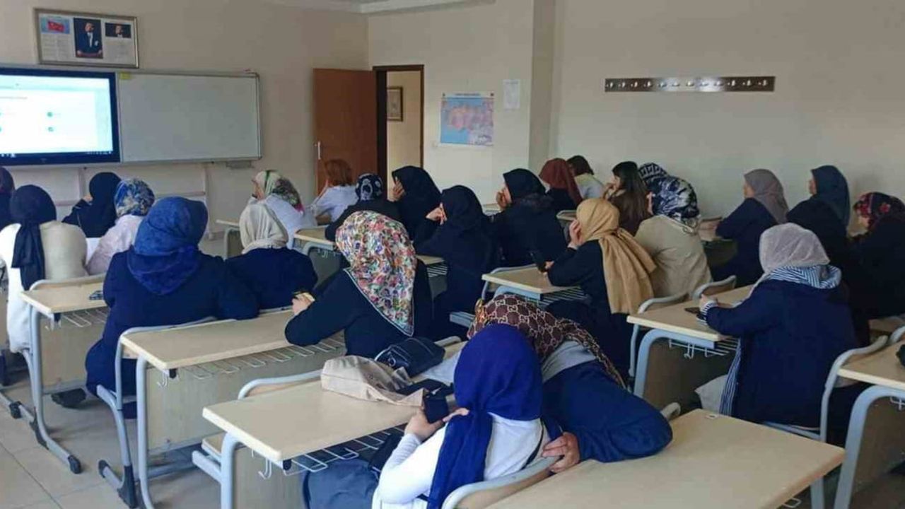 Bayburt’ta HEM kursiyerlerine iletişim becerileri eğitimi verildi