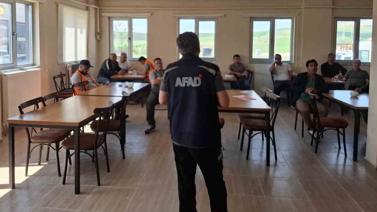 Bayburt'ta Karayolları 106. Şube Şefliği'ne AFAD Tarafından Afet, Yangın ve Tahliye Eğitimi