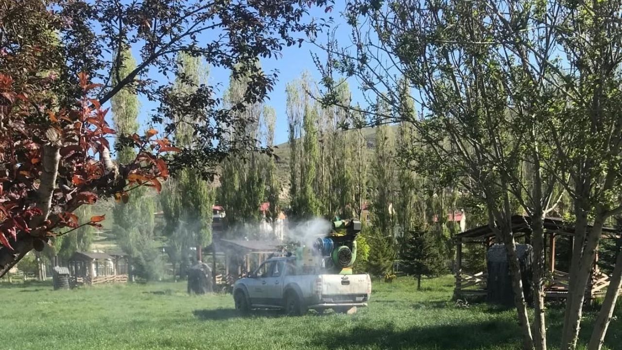 Bayburt'ta kene riskine karşı park ve yeşil alanlarda ilaçlama yapıldı