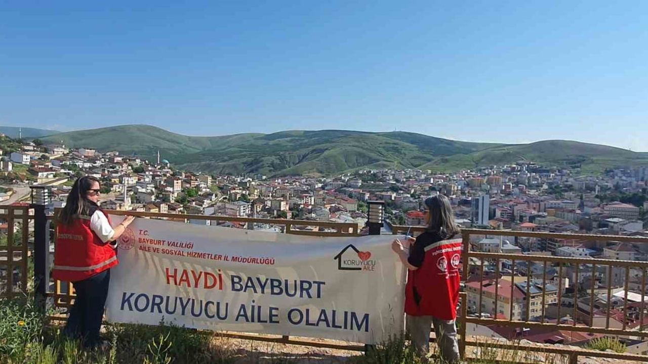 Bayburt’ta koruyucu aile farkındalığı için simge yapılara pankart asıldı