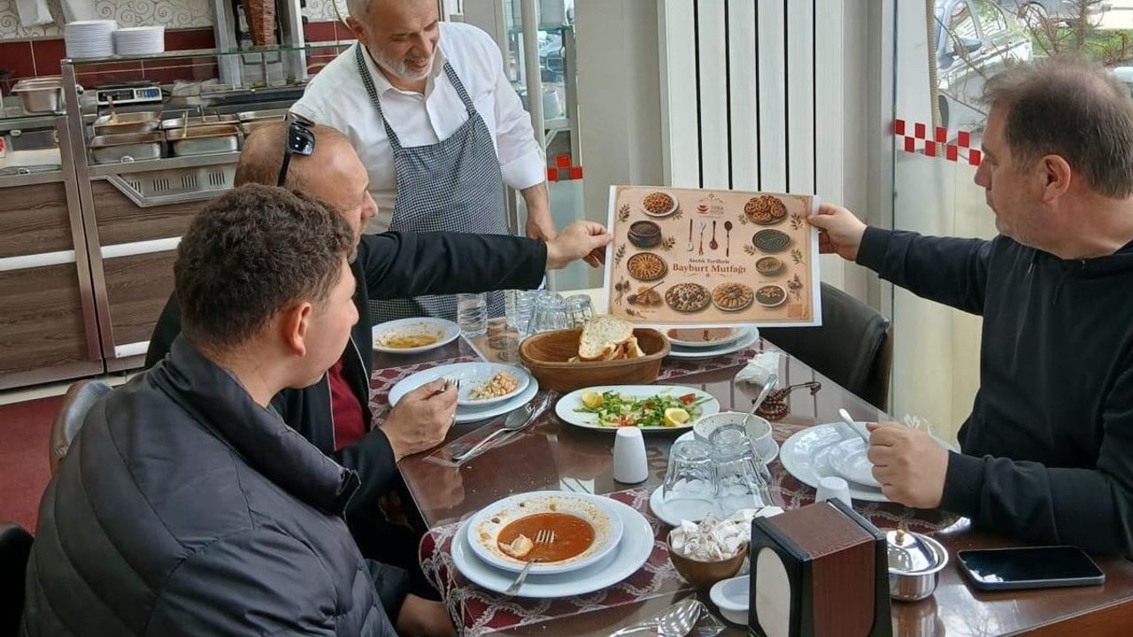 Bayburt’ta lokantalara yöresel lezzetleri tanıtan servis materyalleri dağıtıldı