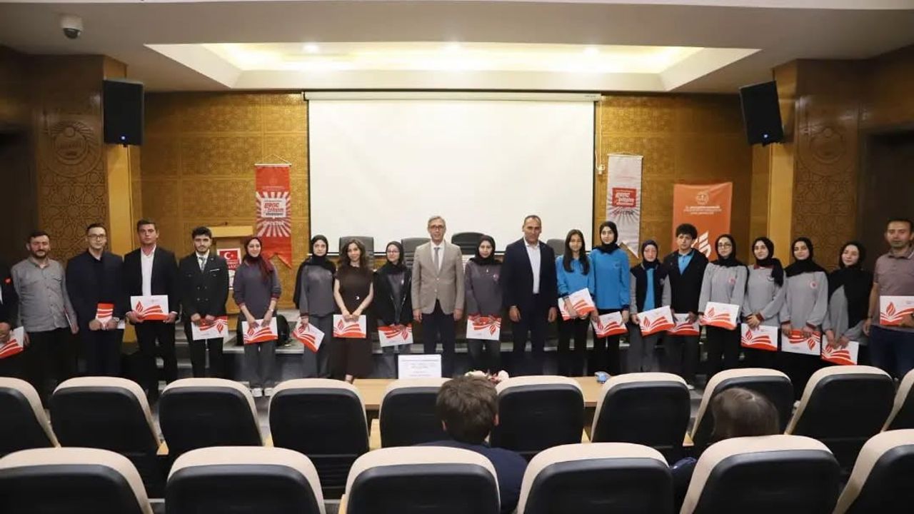 Bayburt’ta öğrenciler rol temelli münazarada yeteneklerini sergiledi
