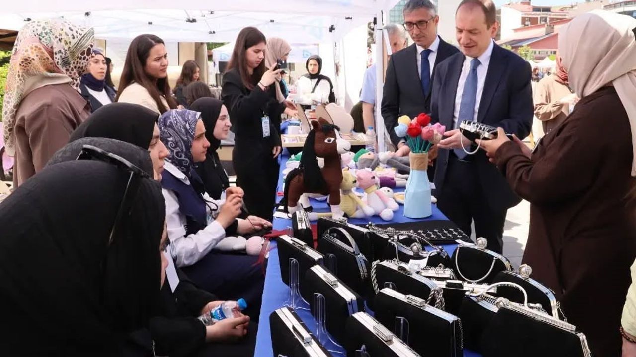 Bayburt'ta okulların örnek çalışmaları Saray Bahçesi'nde sergilendi