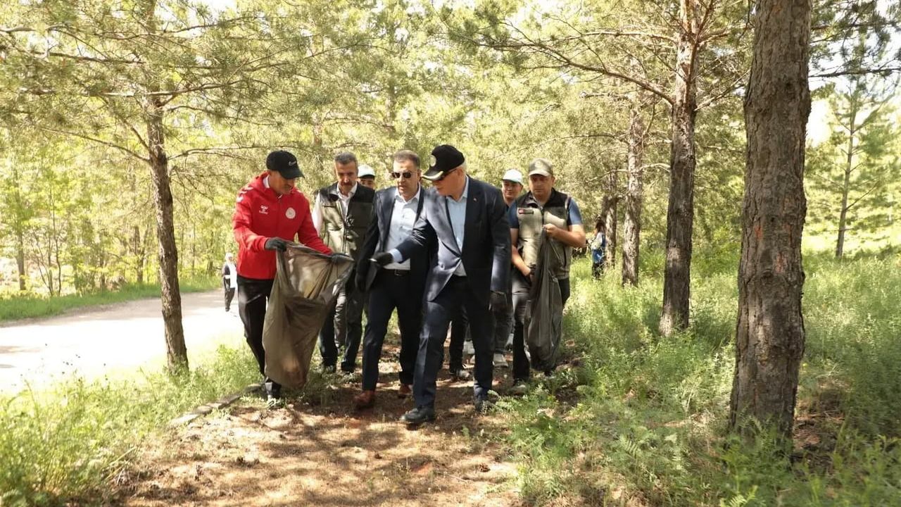 Bayburt’ta 'Orman Benim' etkinliğiyle çevre temizliği yapıldı