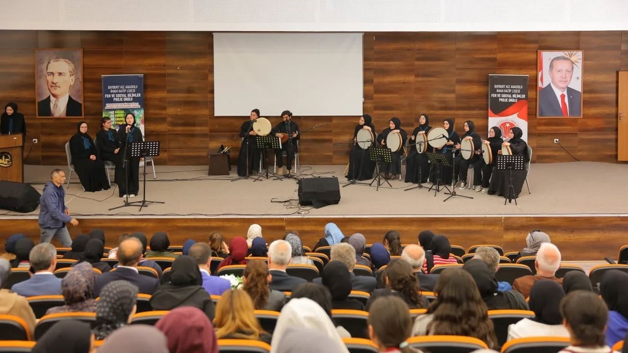 Bayburt'ta Sâda projesinin kapanışında öğrenciler tasavvuf musikisi sundu