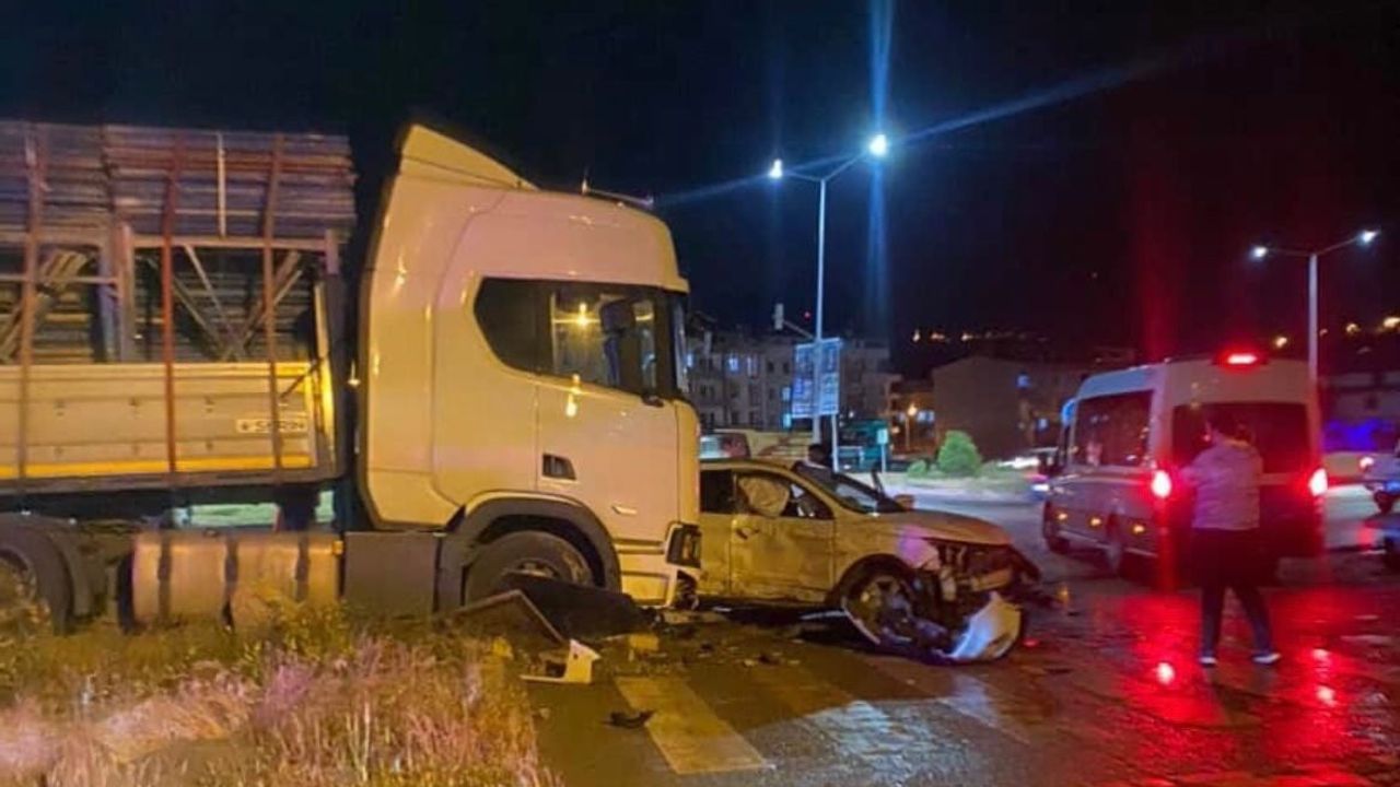 Bayburt’ta tır cipe çarptı: 1 yaralı