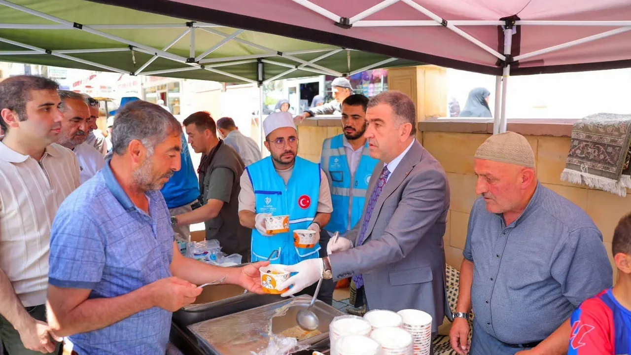 Bayburt'ta vatandaşlara aşure ikram edildi