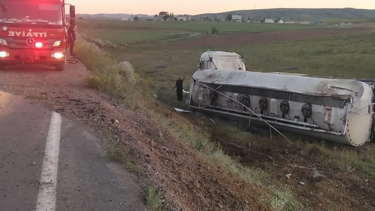 Bayburt'ta yakıt yüklü tanker devrildi, sürücü yaralandı