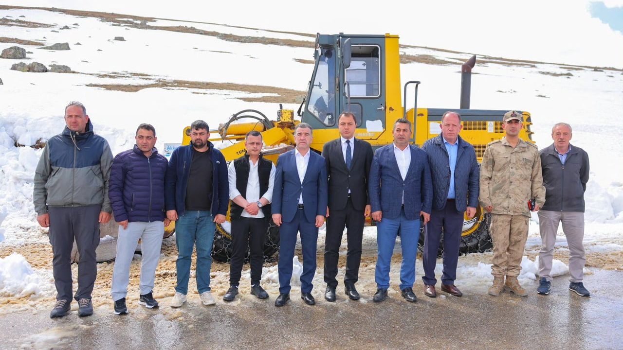 Bayburt’ta yayla yollarında karla mücadele sürüyor