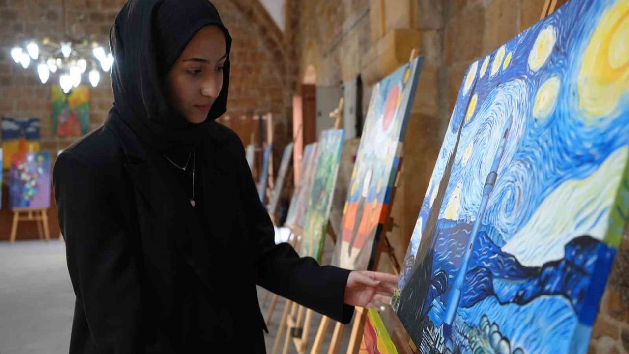 Bayburtlu genç yeteneklerin eserleri tarihi Taşhan'da sergilendi