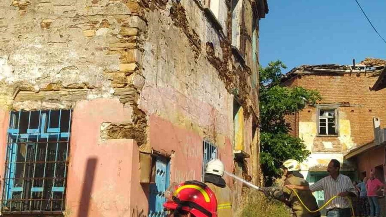 Bayındır Yenice Mahallesi'nde metruk binada çıkan yangın kontrol altına alındı