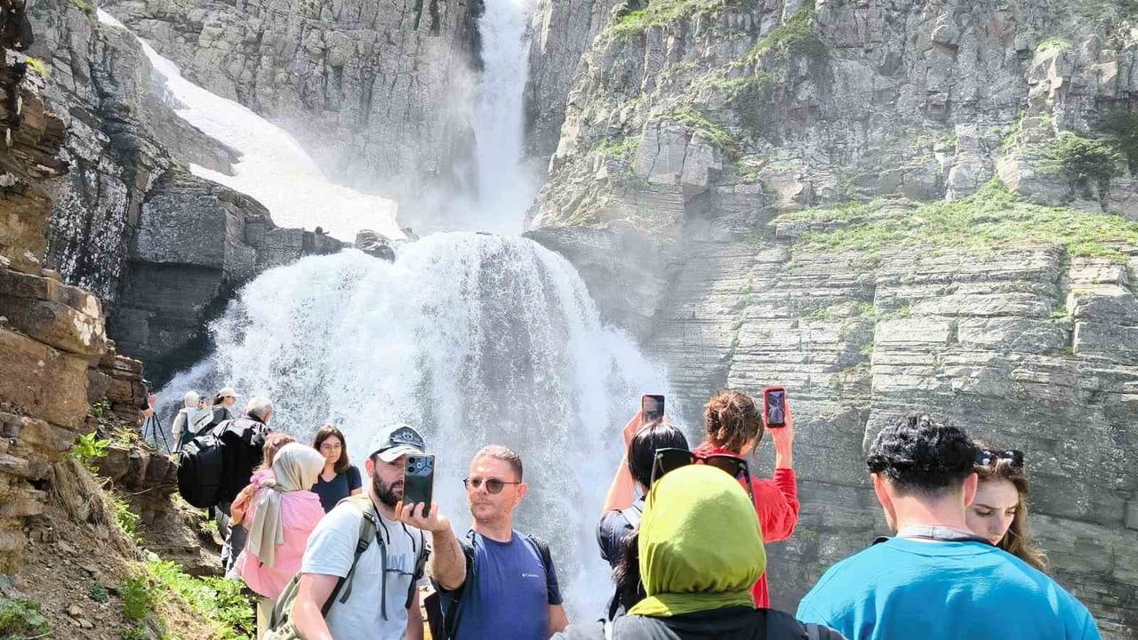 Bazgiret şelalesi kar erimesi ve bahar yağışlarıyla canlandı