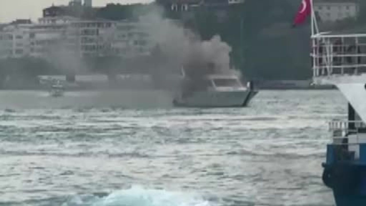 Bebek Sahili'nde tekne yangını: Diğer tekneler yangına müdahale etti