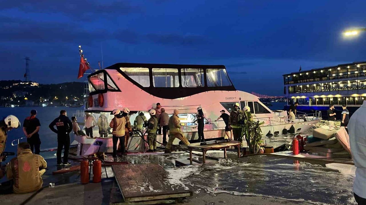 Bebek Sahili'nde tur teknesinde yangın söndürüldü