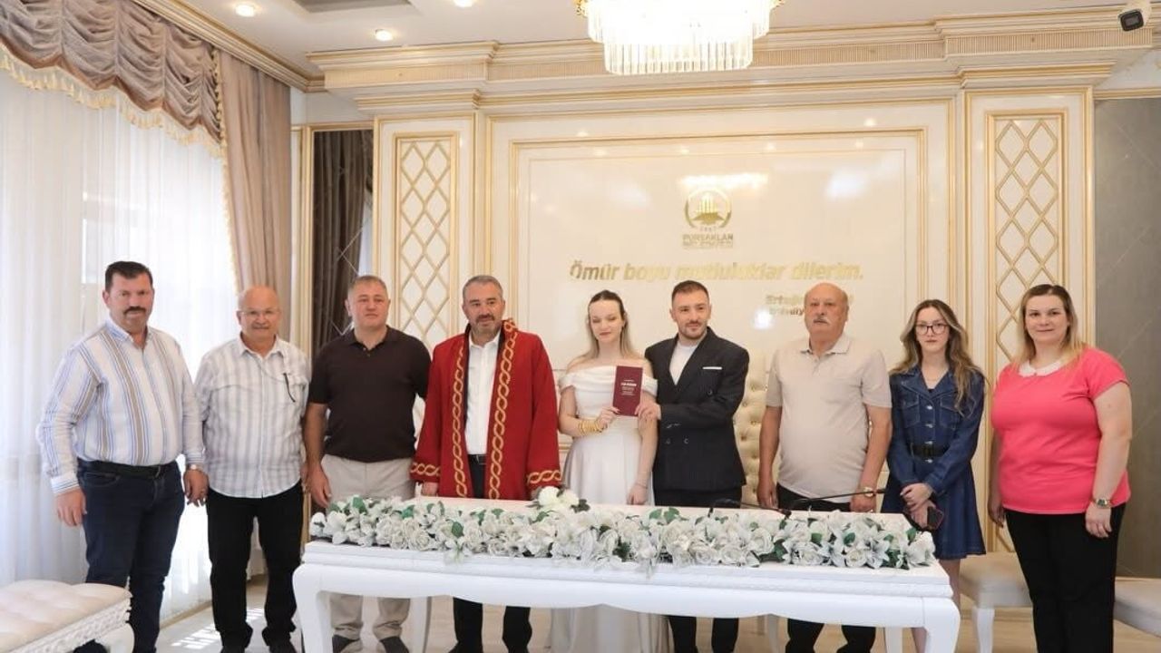 Belediyeden popüler tarihte nikah kıyan çiftlere jest