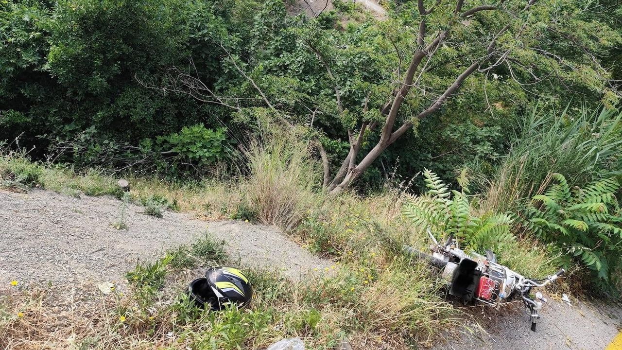 Belen'de pikapla çarpışan motosiklet sürücüsü şarampole yuvarlandı