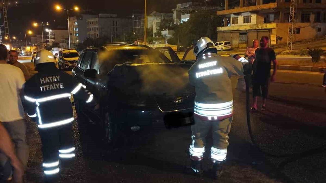 Belen'de seyir halindeki otomobilin motorunda yangın: can kaybı yok, araçta hasar oluştu