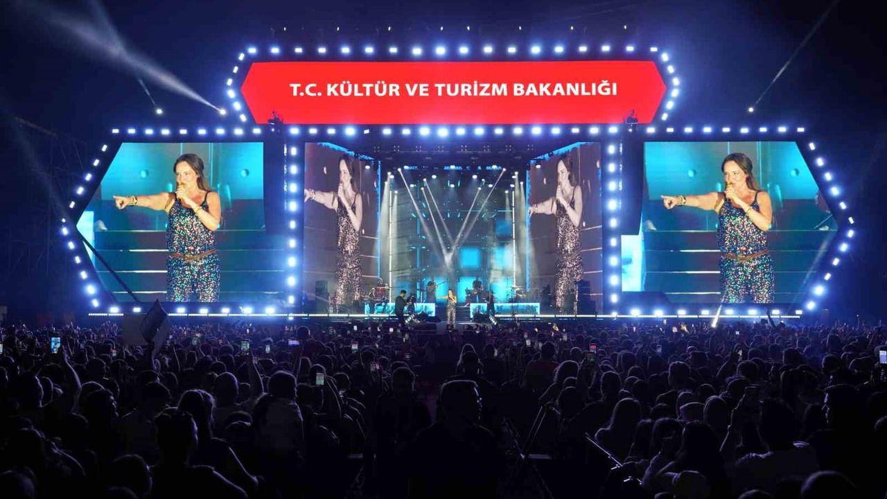 Bengü Samsun Kültür Yolu Festivali'nde sahne aldı