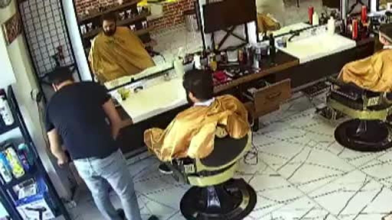 Berberin Heimlich manevrası boğazına kaçan erik parçasını çıkardı